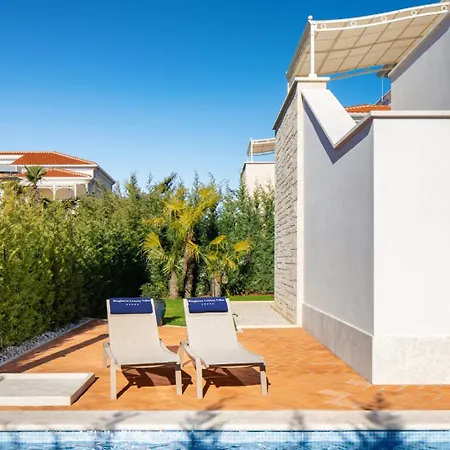 Family Claretta With Pool And Grill In Porec